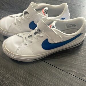 Boys Nike court legacy